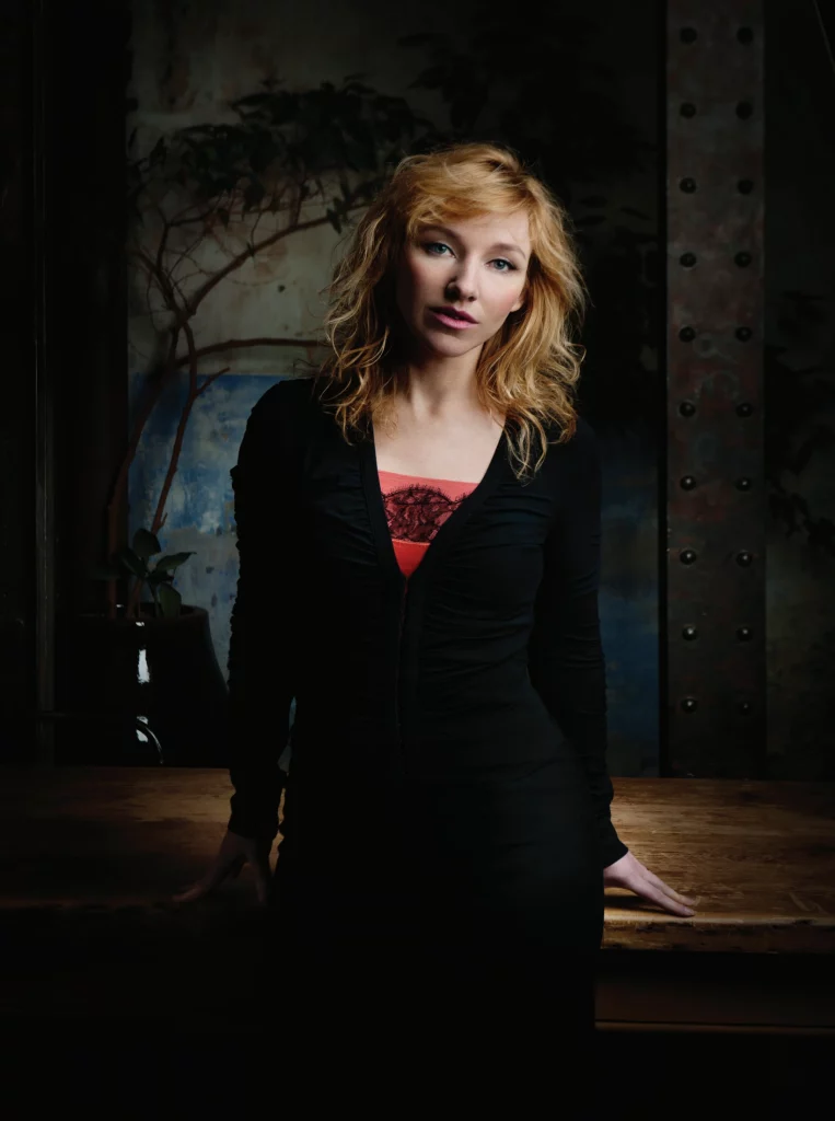 Vanina Vesperini DESSOUS-DESSUS ÉLOGE INFLAMMABLE DE LA FÉMINITÉ